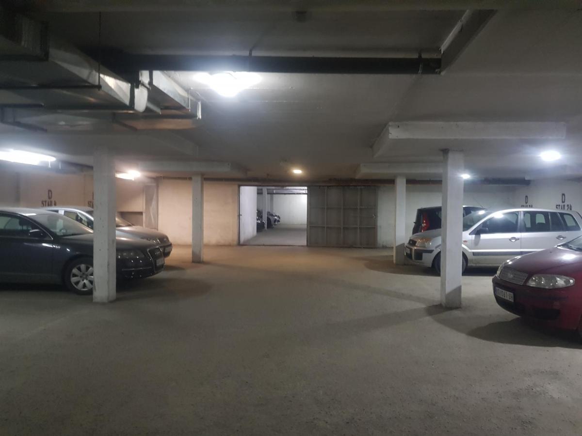 Rajiceva 5- Apartman Sa Prostranom Terasom I Garaznim Mestom Kragujevac Exteriör bild